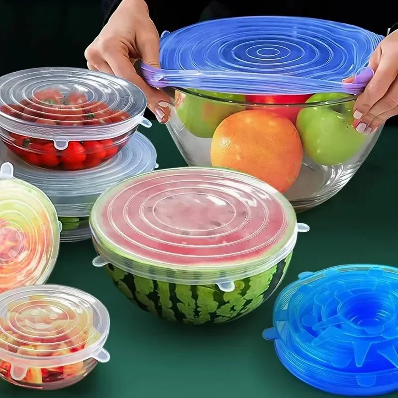 Couvercles extensibles en silicone sur des bols de fruits