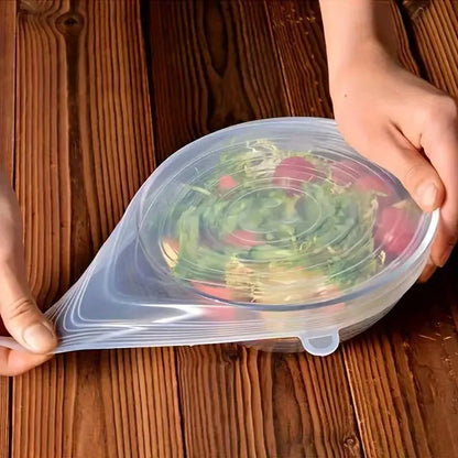 Couvercle en silicone étiré sur un plat de salade