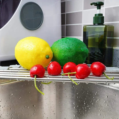 Égouttoir d'angle avec légumes dans un évier