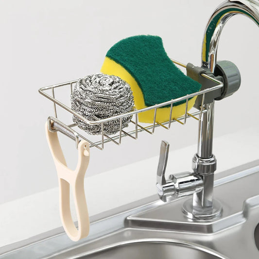 Porte-éponge fixé sur un robinet de cuisine avec une éponge