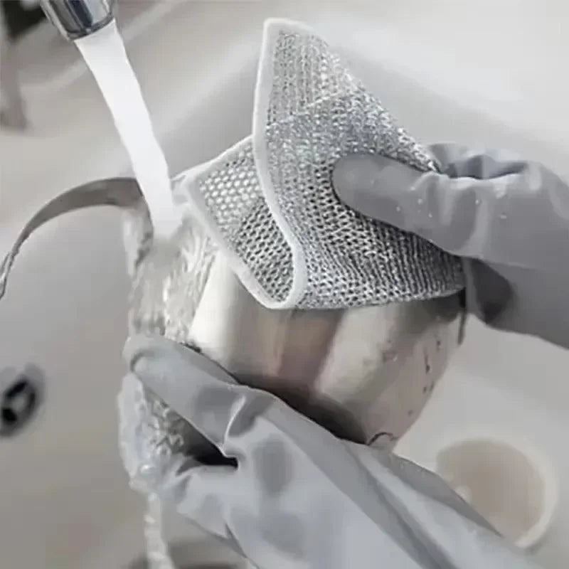 Lavette en fil métallique pour nettoyer une casserole