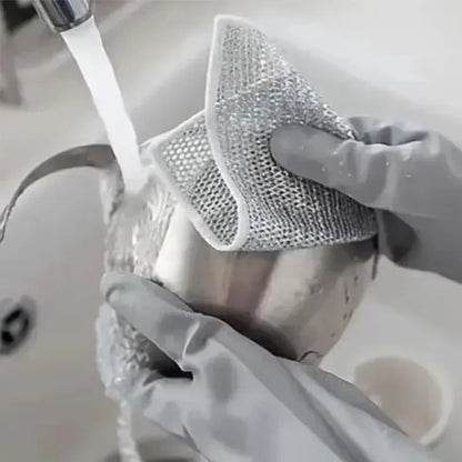 Lavette en fil métallique pour nettoyer une casserole
