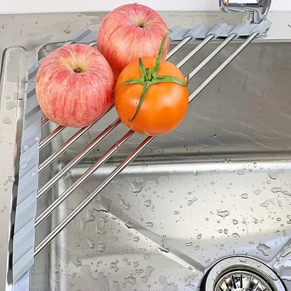 Fruits qui égouttent sur l'égouttoir d'angle