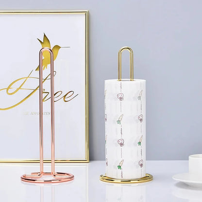 Porte essuie-tout en métal doré rose sur un plan de travail