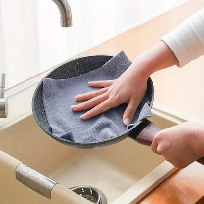Essuie-tout microfibre utilisé sur une poêle
